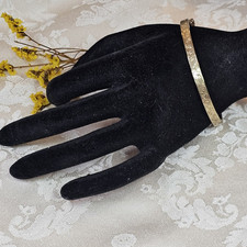 Jonc Ancien Ouvrant Ovale En Plaqué Gravé Sur Le Dessus