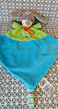 Doudou plat chien gris bleu vert écharpe orange  chat pelotes Mots d'Enfants