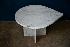Table basse au design brutaliste minimaliste en marbre blanc esprit bohème brut