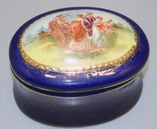 -ANCIENNE BOITE BONBONNIERE BLEU DE FOUR SCENE ANTIQUE SUR COUVERCLE Signée JS D