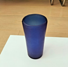 PETIT VASE ARTISANAL , EN PÂTE DE VERRE  BLEU COBALT  (CFOC, années 80)