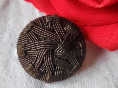 Gros bouton ancien - , en