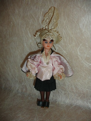 Poupée folklorique ancienne - ,