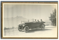 Suisse, Leysin, Groupe dans une Voiture d'époque  Vintage silver print.  