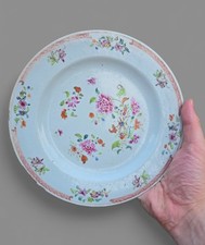 Chine, Assiette en porcelaine de la Compagnie des Indes, famille rose 