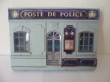 Authentique  1e fabrication NOREV en résine pleine FACADE pour 1.43 POSTE POLICE