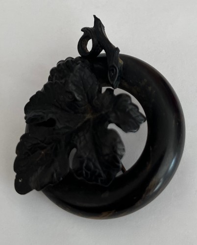 Broche vigne bakelite vers - "vigne"/, bakelite/
