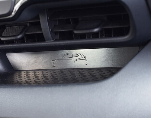 Plaque toyota yaris - iv, hybrid