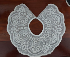 Très joli  col ancien en dentelle et petites perles.