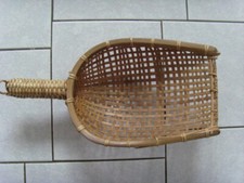 2- Ancienne vannerie décorative avec poignée