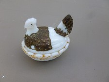 Petite poule sur nid en