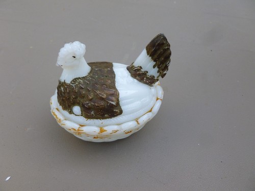 Petite poule sur nid - , en