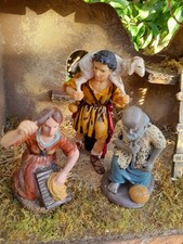 LOT DE TROIS SANTONS EN RESINE PERSONNAGES POUR CRECHE DE NOEL H 12,5 CM