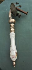 Ancienne longue poignée de pompe ou tireuse à bière bronze et faïence.