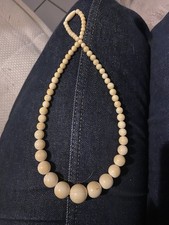 collier de perles en galalithe