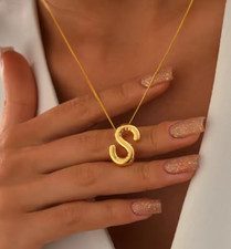 Colliers avec pendentif lettre