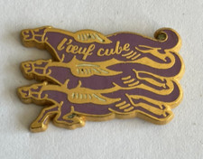 100 - Pin's ENAMEL L'OEUF CUBE - JEU DE ROLE - emblême 3 PEGASE Chevaux Violet
