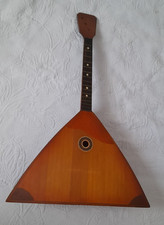 BALALAïKA RUSSE INSTRUMENT LUTH TRIANGULAIRE  signature 1970  CITHARE GUITARE