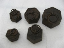 LOT  5 anciens poids hexagonaux en fonte pour   balance roberval