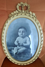 GRAND CADRE PHOTO ANCIEN A NOEUD AVEC PHOTO BEBE NOIR ET BLANC (EN RESINE ?)