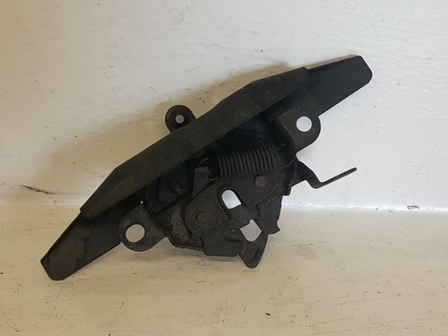 Système attache capot moteur