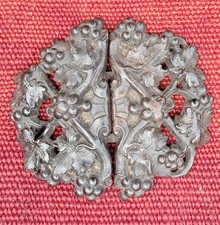 Agrafe, Boucle de cape en bois