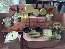 JOUET ANCIEN DINETTE " L’IDEAL DE POUPETTE" JAUNE AVEC PETITE BALANCE