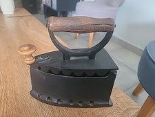 Joli fer à repasser ancien à braise - Fonte et bois