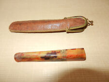 Ancien fume cigarette en ambre dans son étui en cuir souple avec fermoir doré