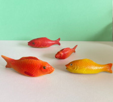 JOUETS ANCIENS - 4 PETITS POISSONS EN CELLULOID - SNF et PETITCOLIN