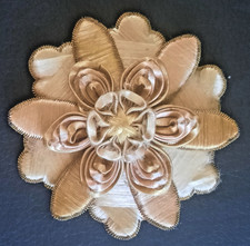 ANCIENNE FLEUR EN BRODERIE DE FILS TRAVAIL ARTISANAL RAFFINE, PARFAIT POUR COLLE