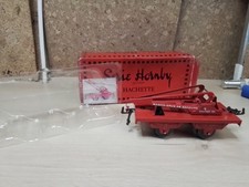 HORNBY HACHETTE. ECH 0.  REF 402377H. WAGON PLATEAU AVEC GRUE DE SECOURS. BOITE