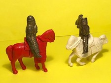 L14 - 2 KINDER métal 1997 - cavaliers K97 69  /  K97 72