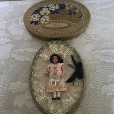 poupée ancienne dans coffret