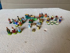 Crèche de 30 santons puces