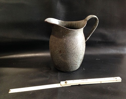 Ancien broc pichet émaillé - ,