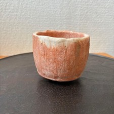 Tasse à saké rouge Satoru Omae copiée par Koetsu Kaga