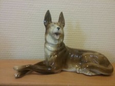 Chien en céramique marron -