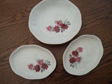 1 PLAT ROND CREUX + 2 PLATS A HORS D'OEUVRE EN PORCELAINE BLANCHE DECOR FLORAL
