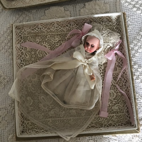 Poupée ancienne dans coffret - poupée,
