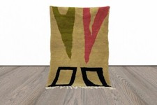 Tapis marocain : tapis en laine faits à la main sur mesure pour le salon.