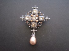 Jolie broche forme de croix