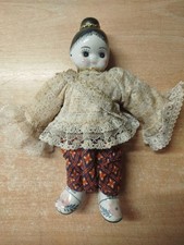 Poupée asiatique ancienne en porcelaine – costume traditionnel