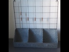 ancien rangement mural composé de 3casiers industriel avec grille