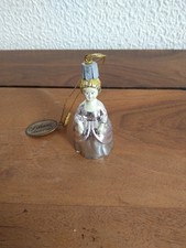 Figurine aristocrate époque Victorienne en robe argentée et à chevelure dorée 