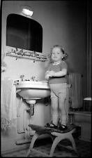 Portrait petite fille lavabo salle de bain - ancien négatif photo an. 1920 30