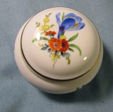 Charmante boite à bibelots en porcelaine de Meissen décor floral peint à la main