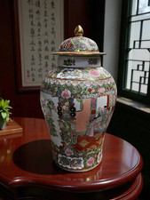 Grand pot couvert en porcelaine de Chine famille rose signé