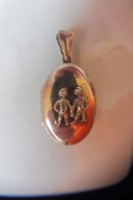 Joli Pendentif, Médaillon