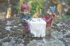 170212  FIGURINE COUPLE TROLL AVEC PORTABLE AU RESTAURANT  PIXIE ELFE PIXIES 
